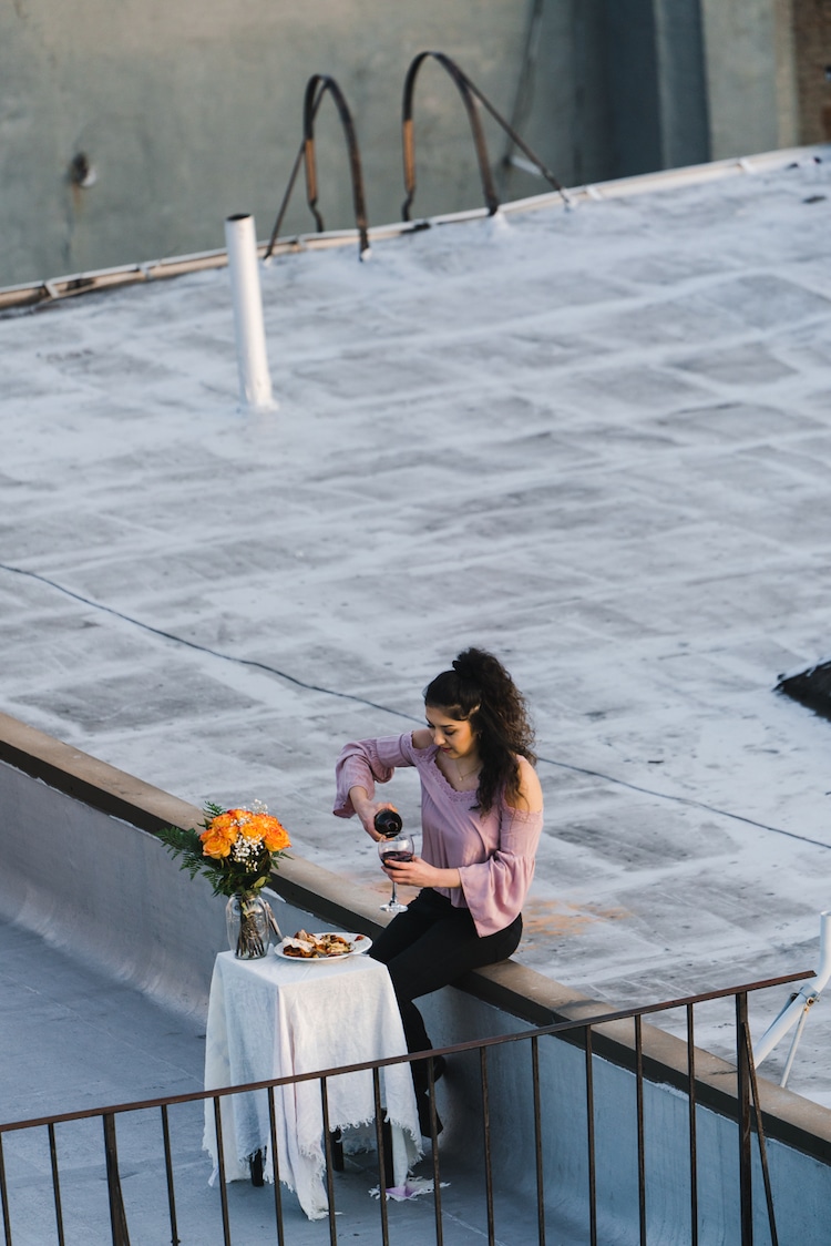 Mujer cenando en su tejado
