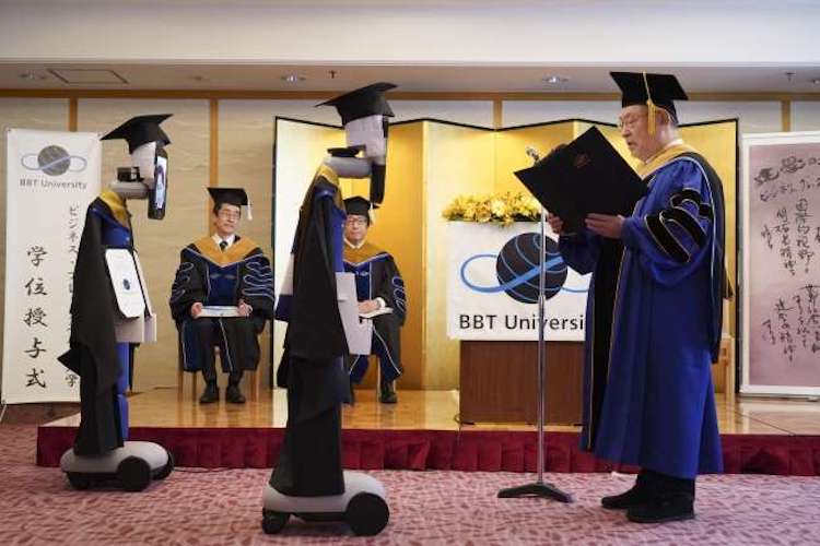 Estudiantes en Japón asisten a su ceremonia de graduación usando robots a control remoto