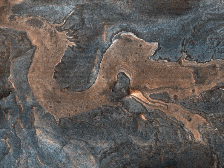 cañon con forma de dragon en marte fotografiado por hirise