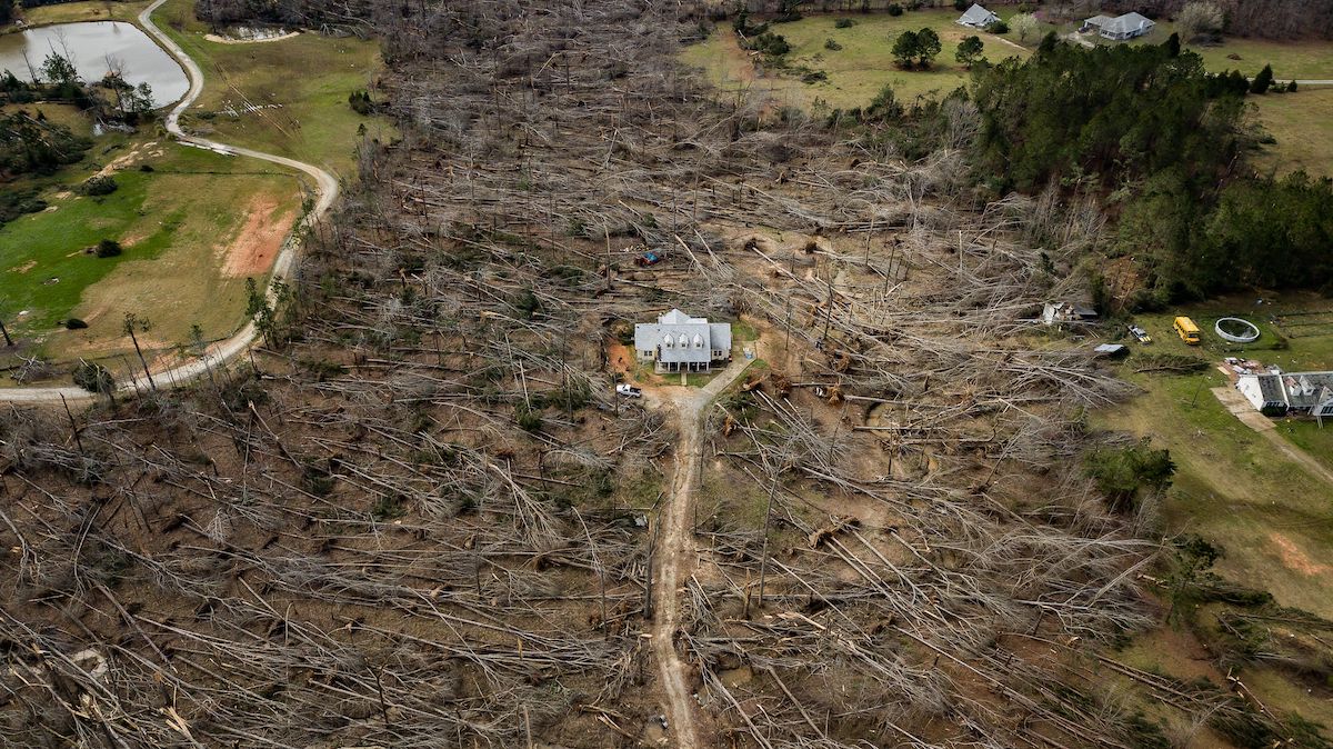 Casa intacta en medio de un campo destruido por un tornado