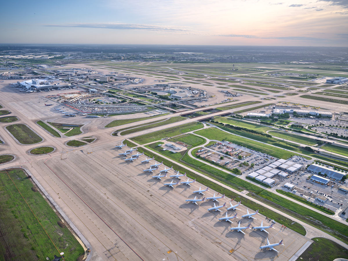 Aviones en tierra en el aeropuerto internacional Dallas/Fort Worth