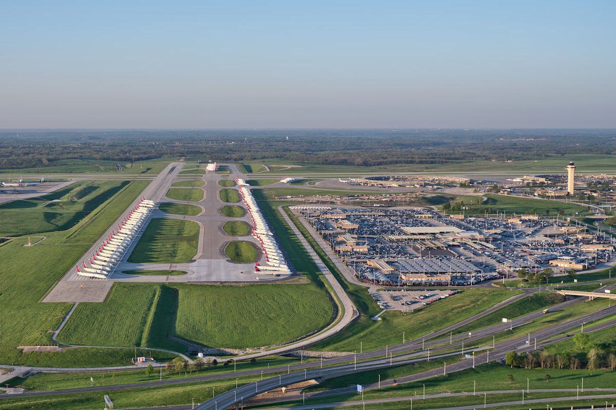 Aviones de Delta en tierra en el aeropuerto internacional de Kansas City