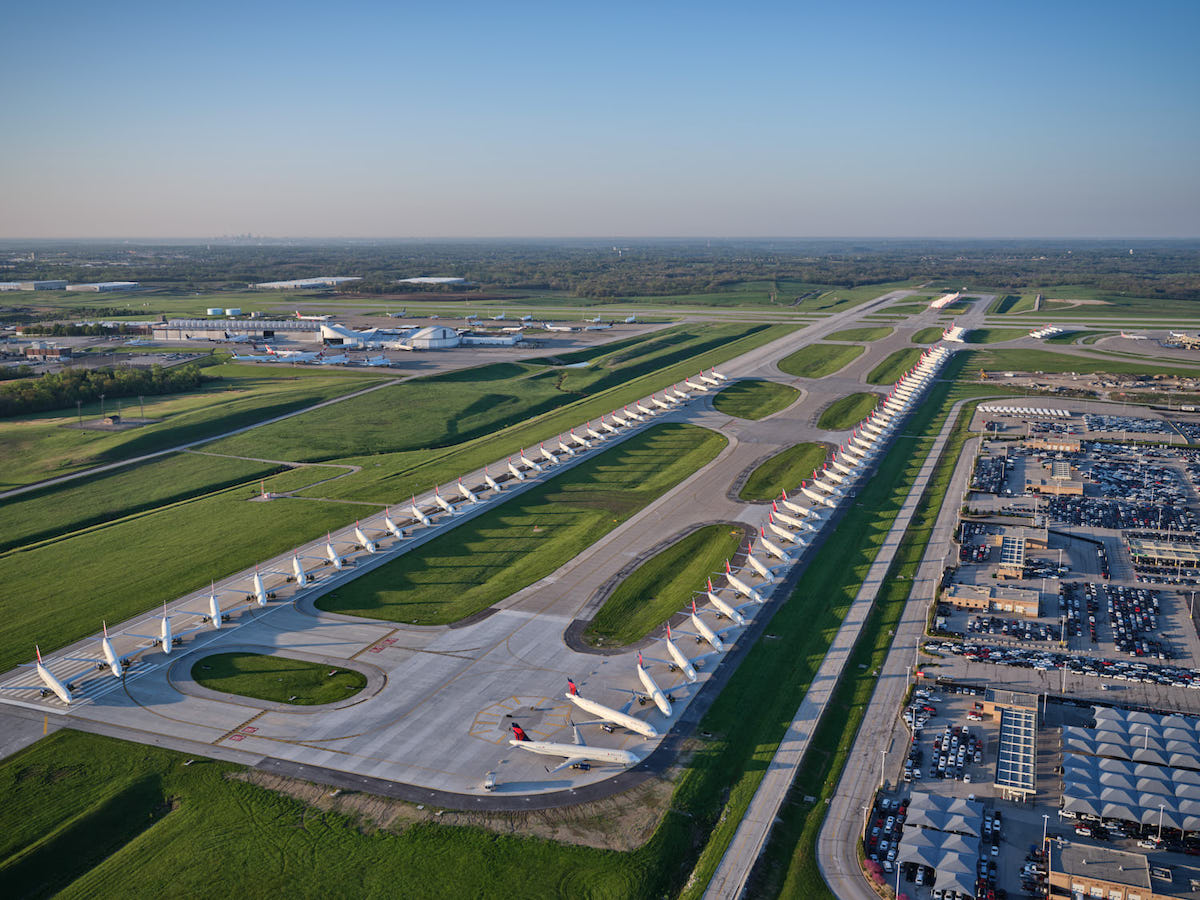 Aviones en tierra en el aeropuerto internacional de Kansas City
