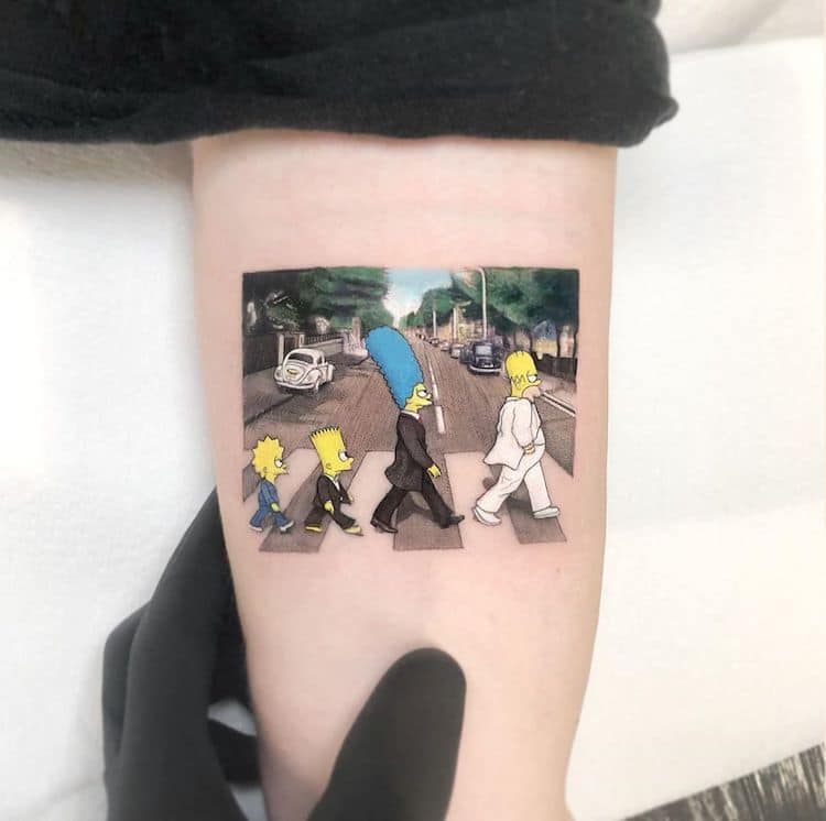 tatuaje de los simpson y beatles