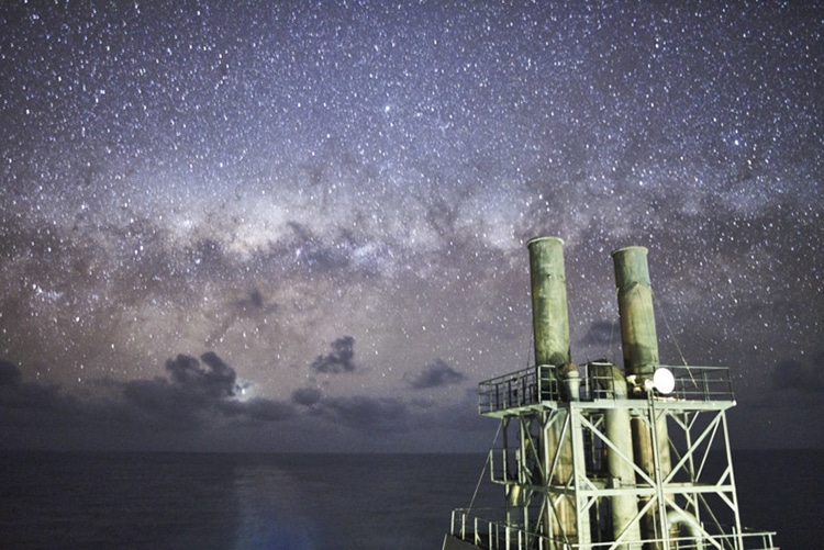 Foto del cielo nocturno tomada desde un barco por Santiago Olay