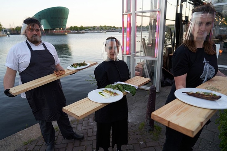 Waitstaff Serving Serres Séparées Greenhouse Dining