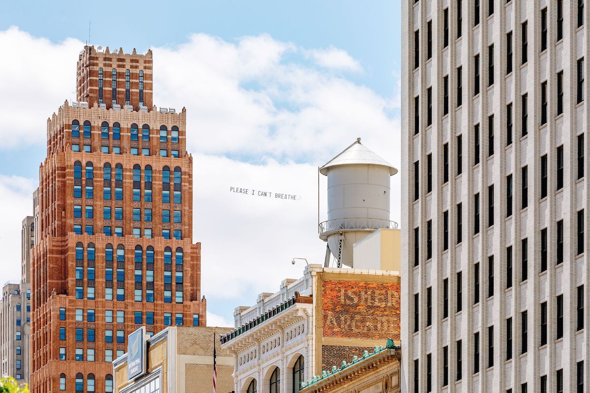 Pancarta con las últimas palabras de George Floyd volando sobre Detroit por Jammie Holmes