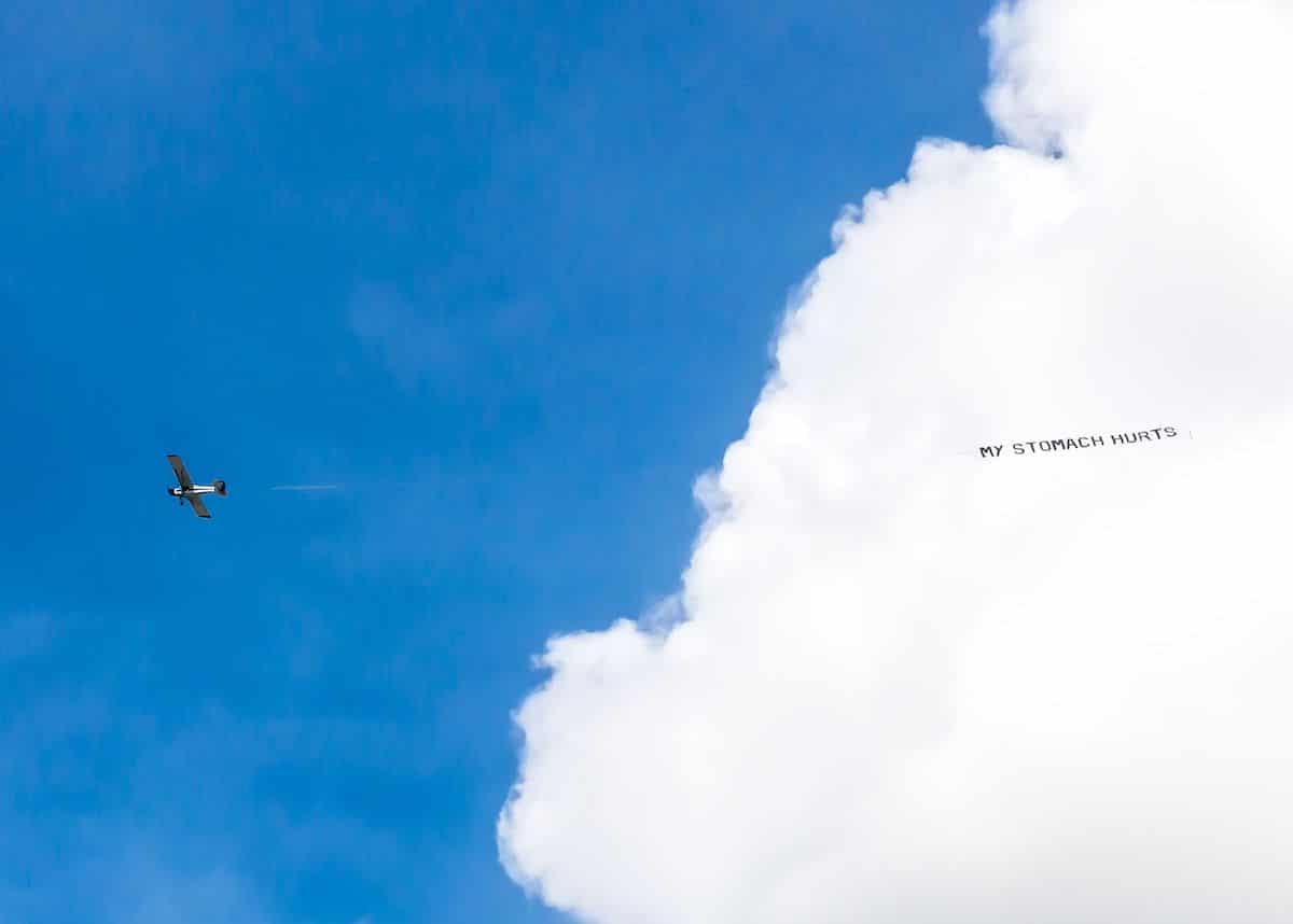 Pancarta con las últimas palabras de George Floyd volando sobre Miami por Jammie Holmes