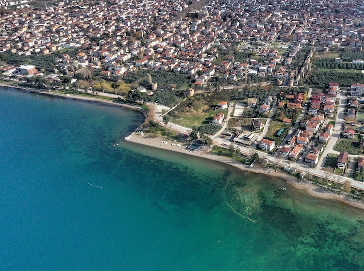 basilica sumergida en lago Iznik, Turquia