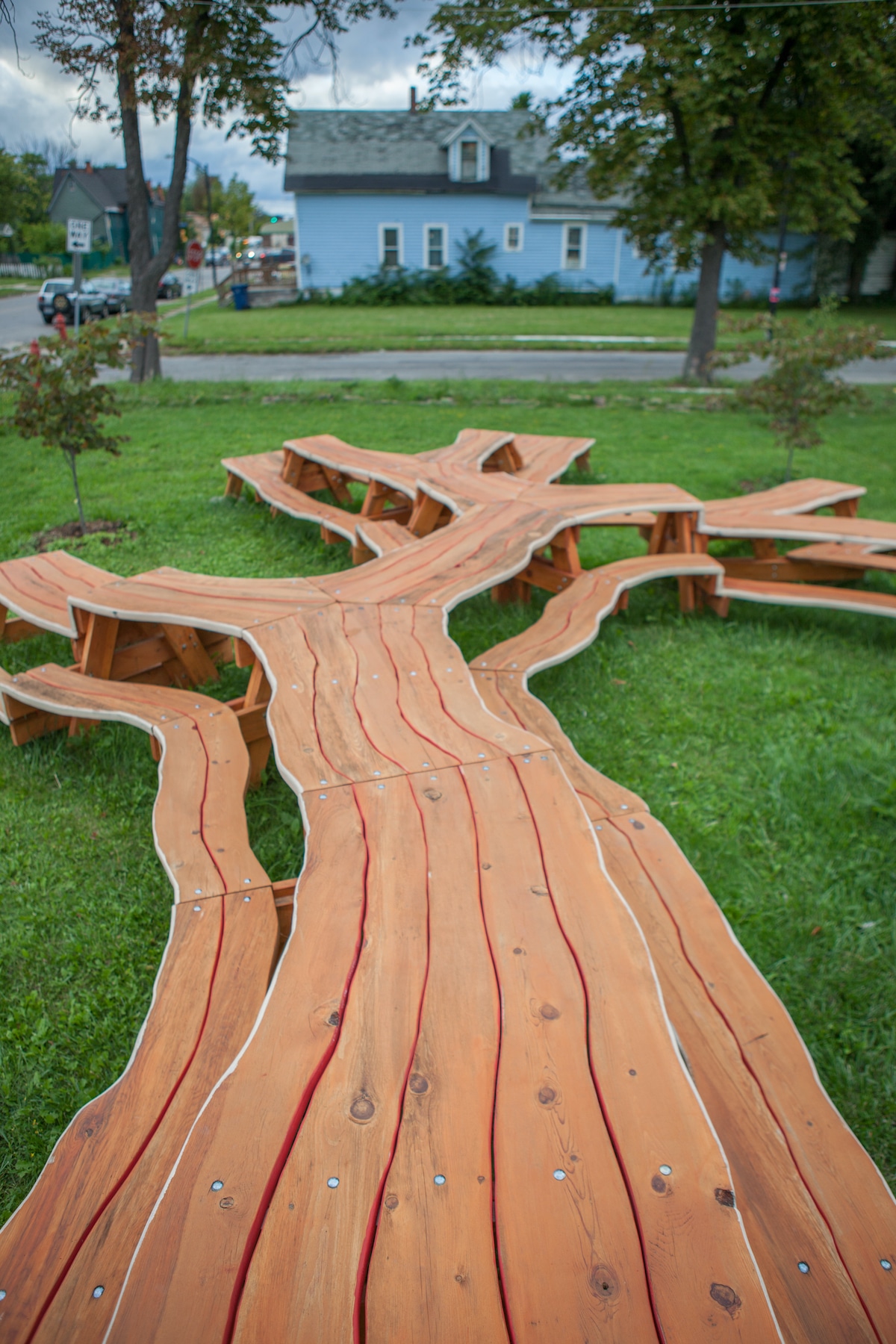 Mesa de picnic en forma de árbol diseñada por Michael Beitz