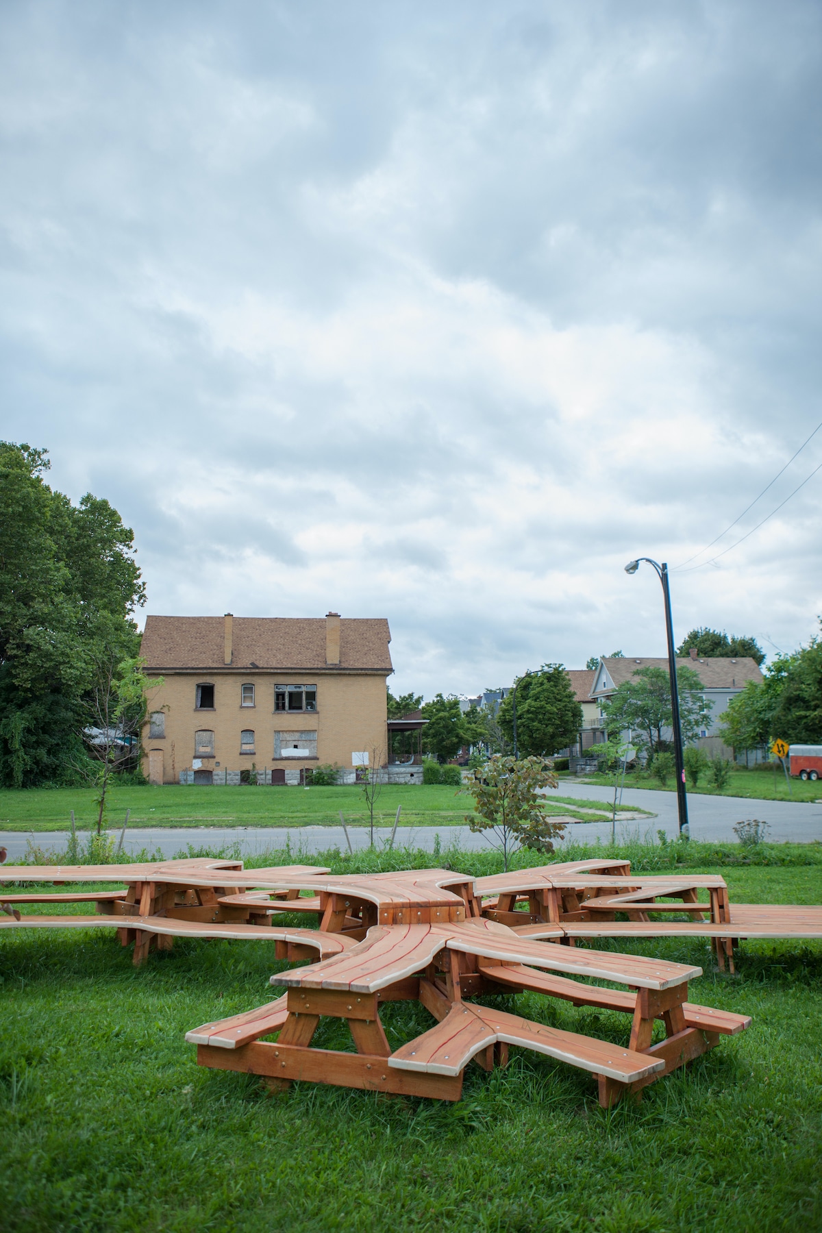 Mesa de picnic en forma de árbol diseñada por Michael Beitz