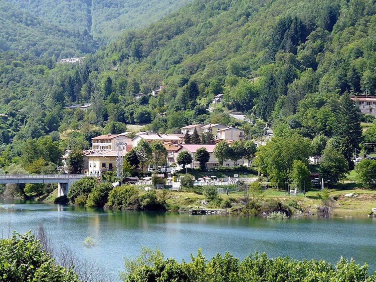 Vagli di Sotto a la orilla del lago Vagli