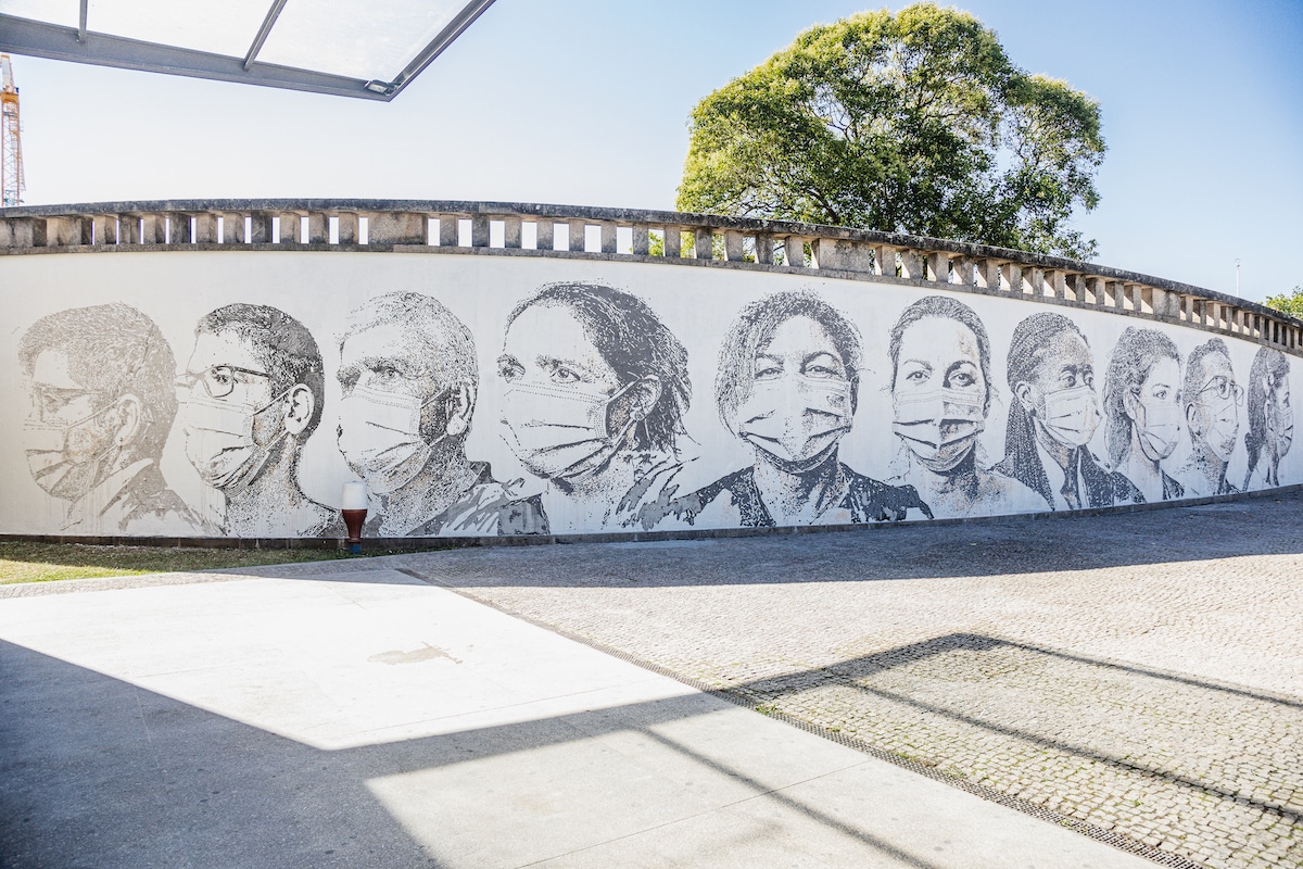 Mural en homenaje a los trabajadores de la salud por Vhils