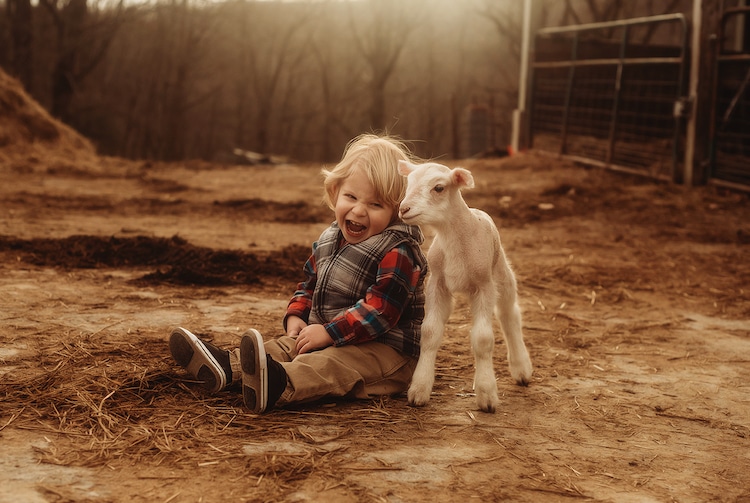 Fotos de niños y animales bebés