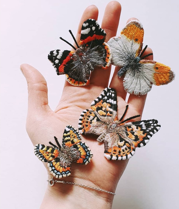 Broches mariposas bordadas lucen como insectos