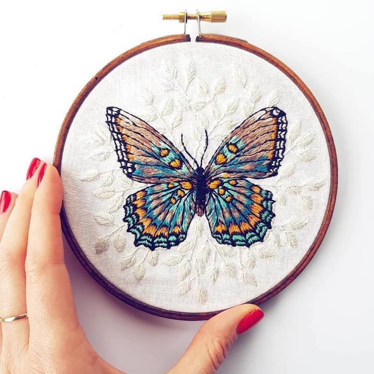 Mariposas bordadas por Georgie Emery