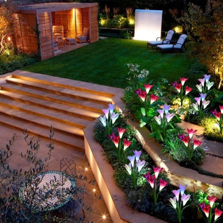 Estas luces solares en forma de flor llenarán de color tu jardín