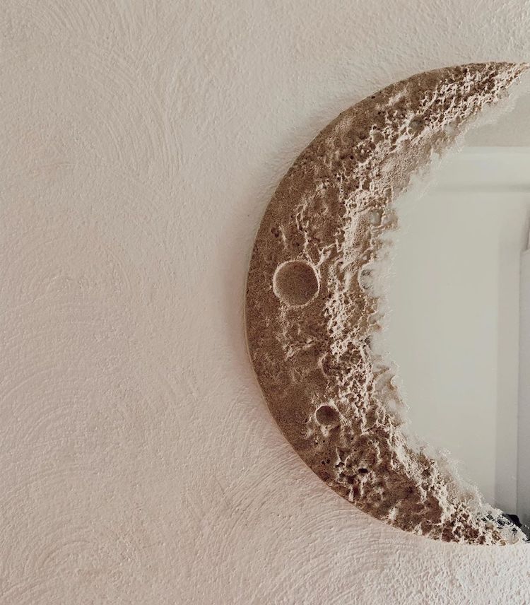 Este espejo de luna será el complemento perfecto para tus en casa