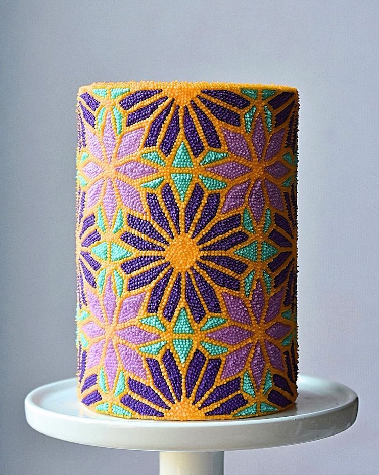 Pastel decorado con puntos