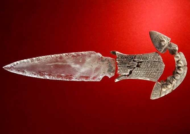 Daga de cristal prehistórica hallada en el tholos de Montelirio