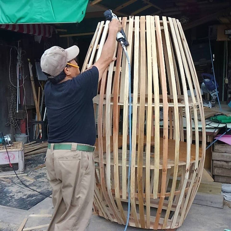Abuelos japoneses construyendo una escultura de Totoro