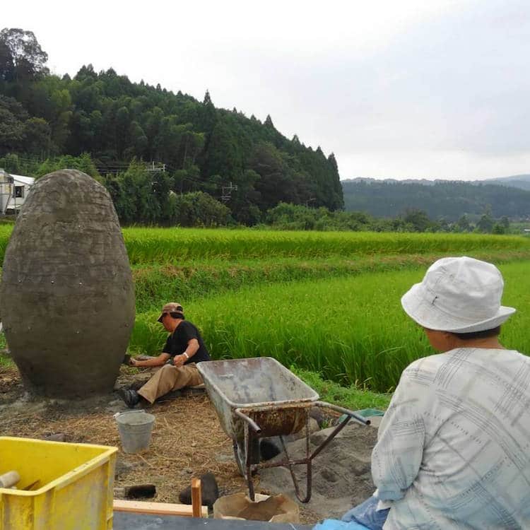 Abuelos japoneses construyendo una escultura de Totoro