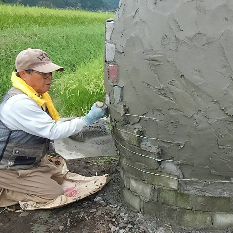 Abuelos japoneses construyendo una escultura de Totoro