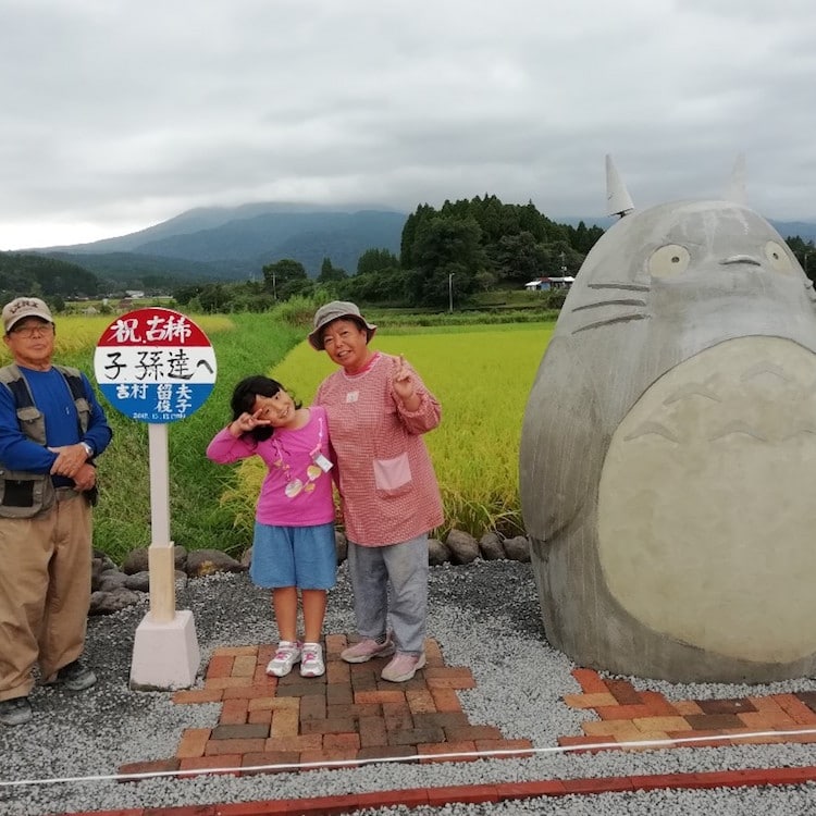 Avós japoneses fazendo estátua de Totoro