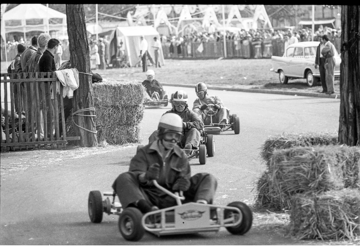 Foto vintage de hombres en go karts