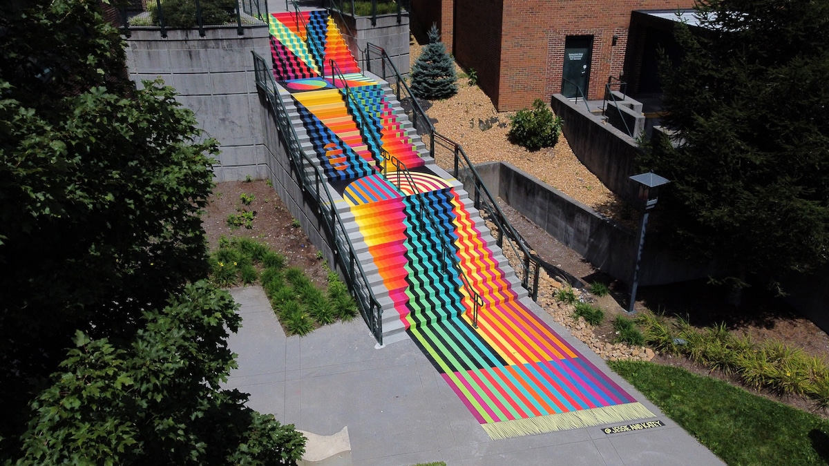 mural en escalera en forma de alfombra