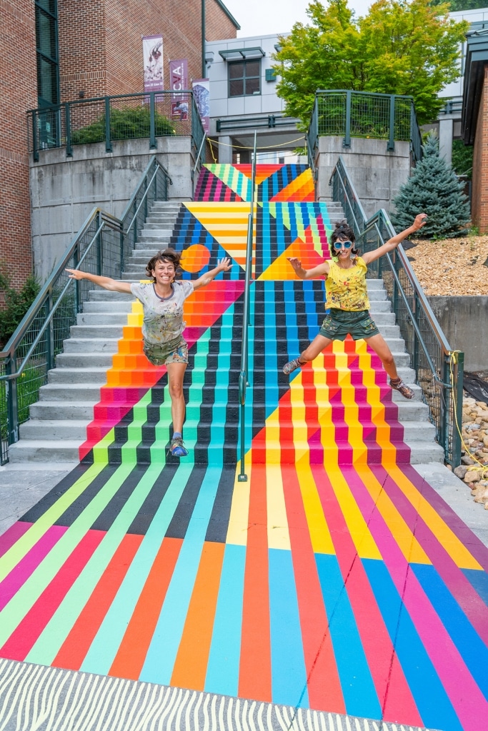 Artistas cubren una enorme escalera con mural geométrico
