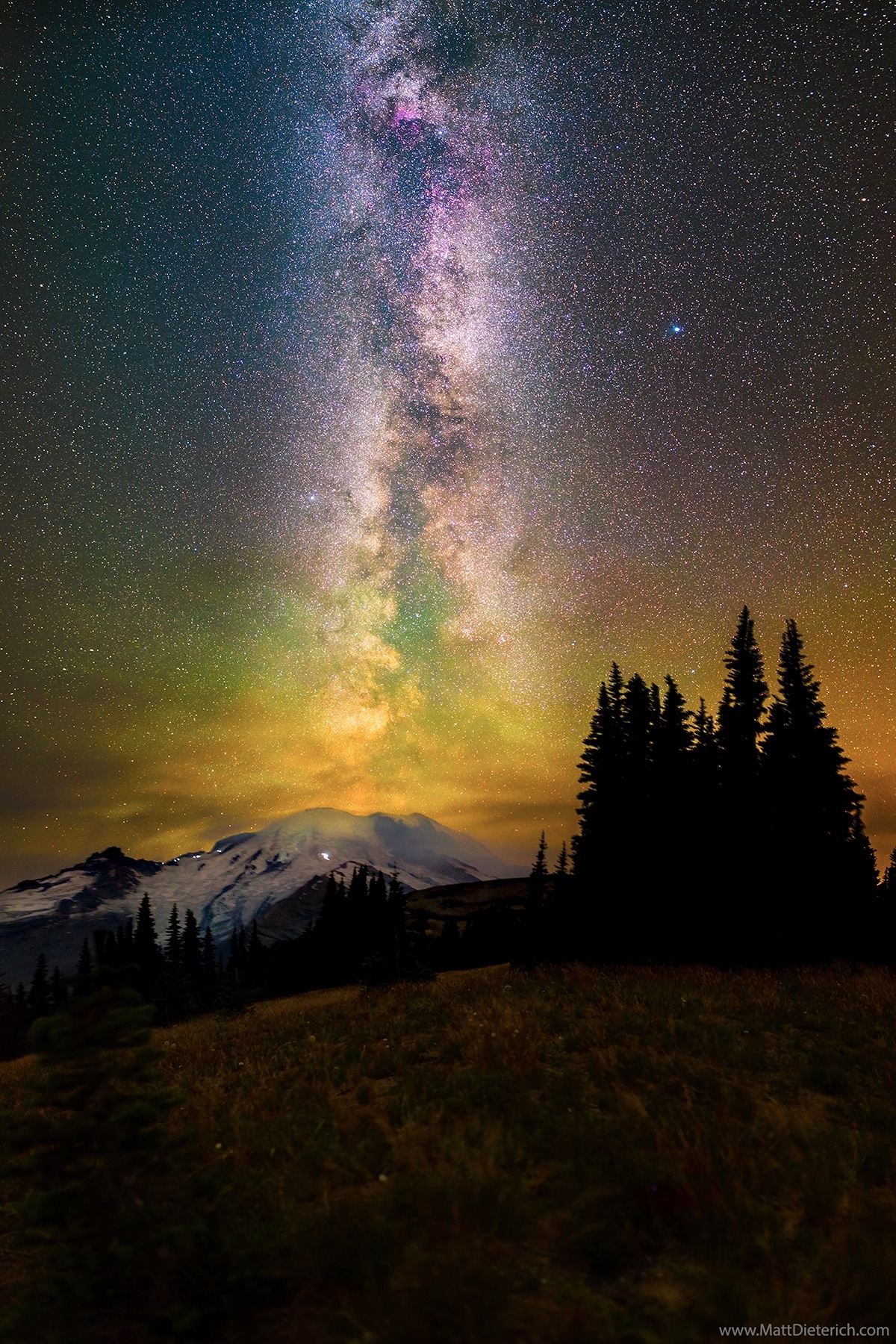 La Vía Láctea sobre el monte Rainier