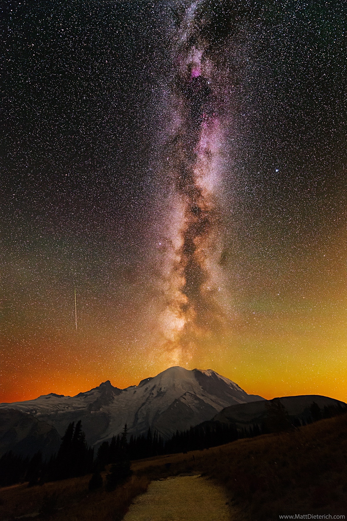La Vía Láctea sobre el monte Rainier