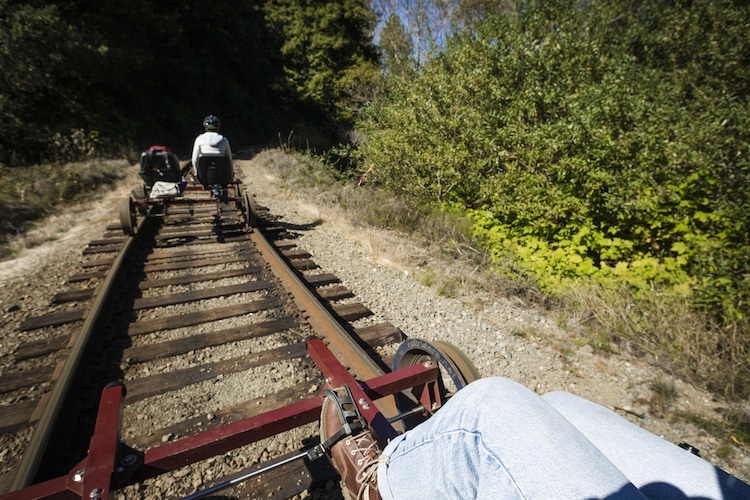 Skunk Train bicis en vias de tren en california