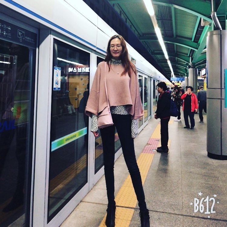 https://mymodernmet.com/wp/wp-content/uploads/2020/08/rentsenkhorloo-bud-tallest-woman-1.jpg