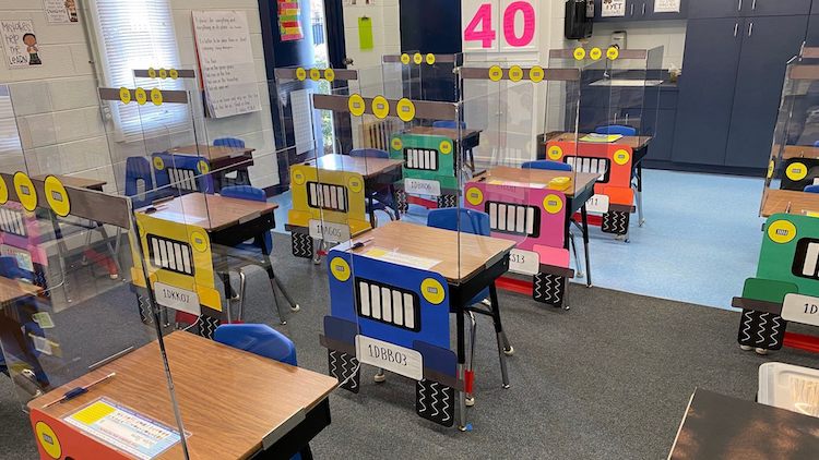 escritorios de primaria durante el distanciamiento social