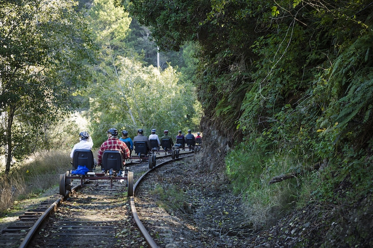 Skunk Train bicis en vias de tren en california