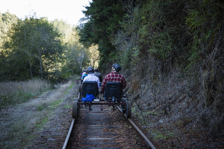 Skunk Train bicis en vias de tren en california