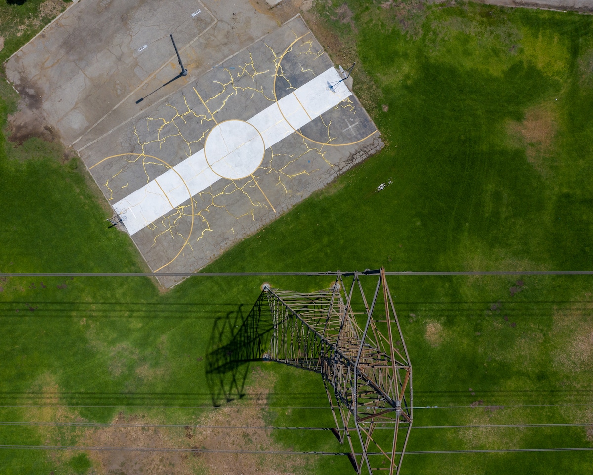 Arte en una cancha de basquetbol usando la técnica de kintsugi