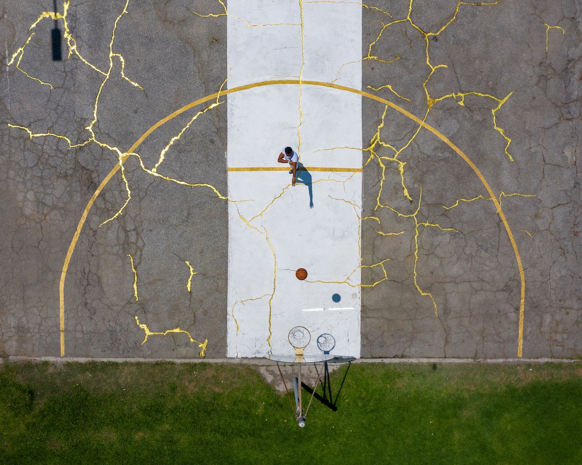 Arte en una cancha de basquetbol usando la técnica de kintsugi
