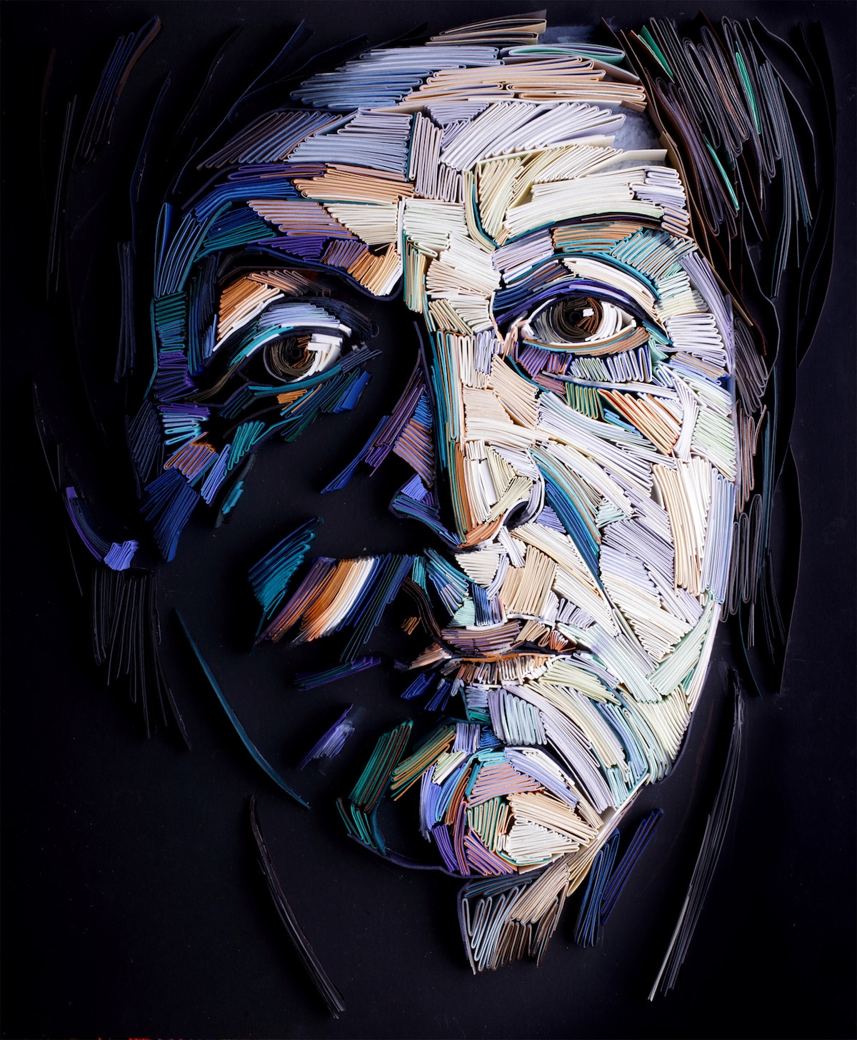 Retrato de Paul McCartney hecho de papel