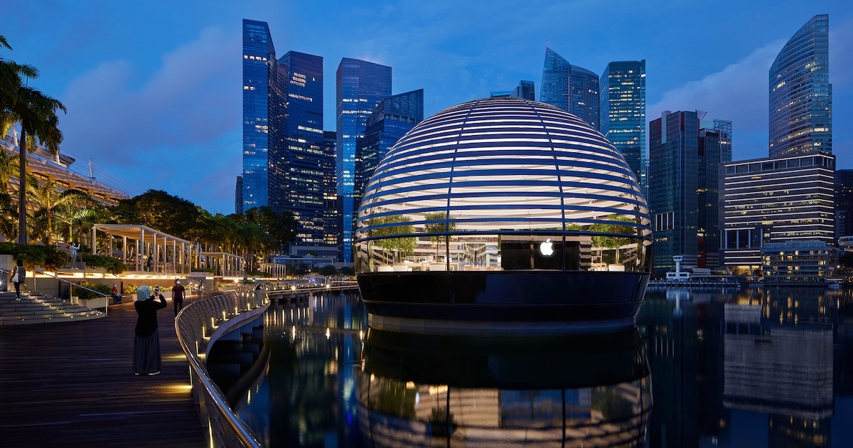 Marina Bay Sands Apple Store To Open Soon, Looks Like Spaceship Floating On  Water