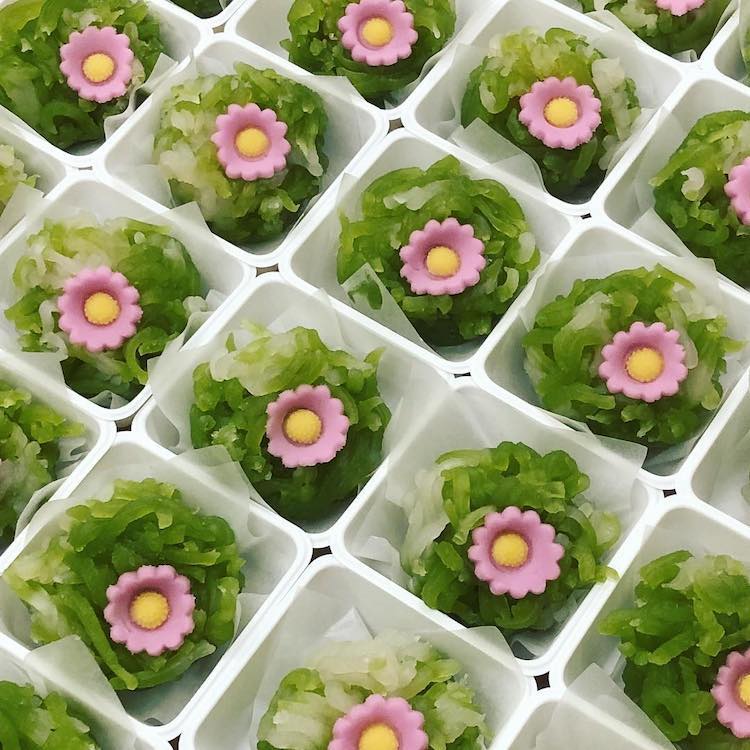 Dolci Wagashi a forma di colorati pappagallini di Kurokazu