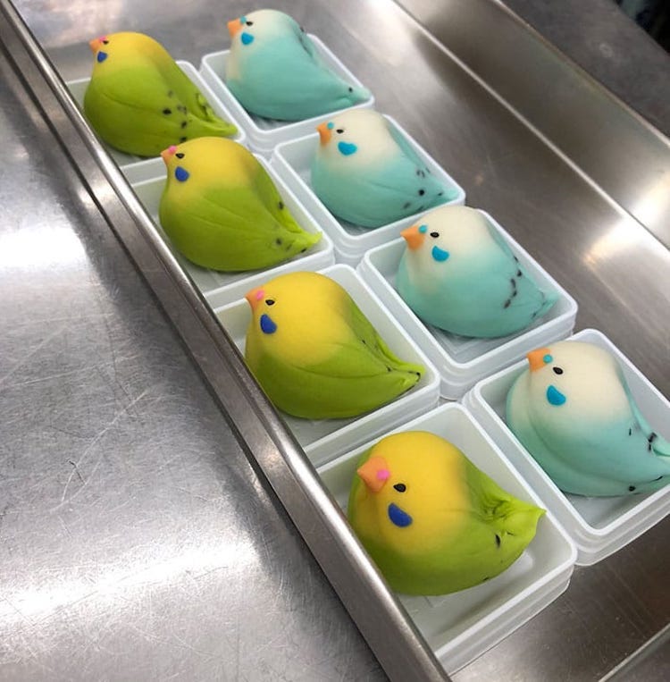 Dolci Wagashi a forma di colorati pappagallini di Kurokazu