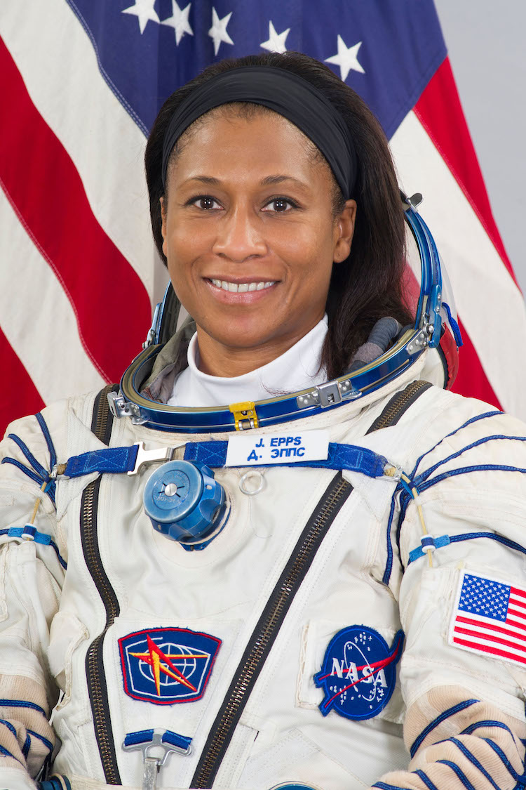 Jeanette Epps en su uniforme de astronauta