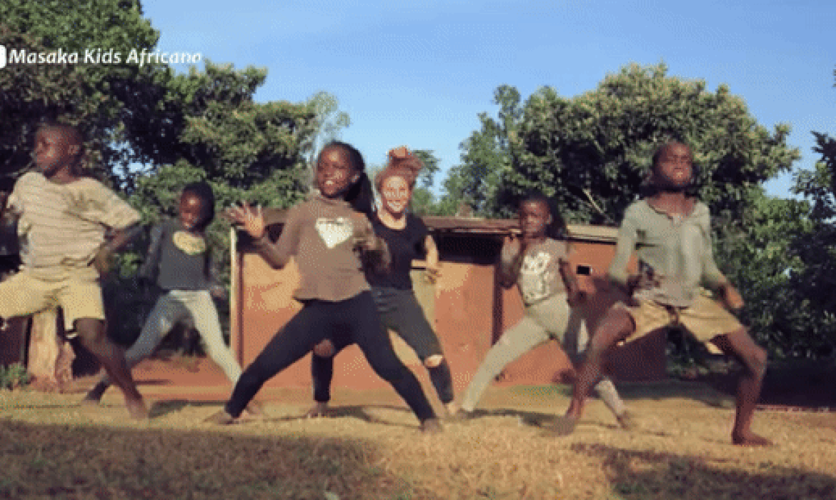 niños de uganda bailando