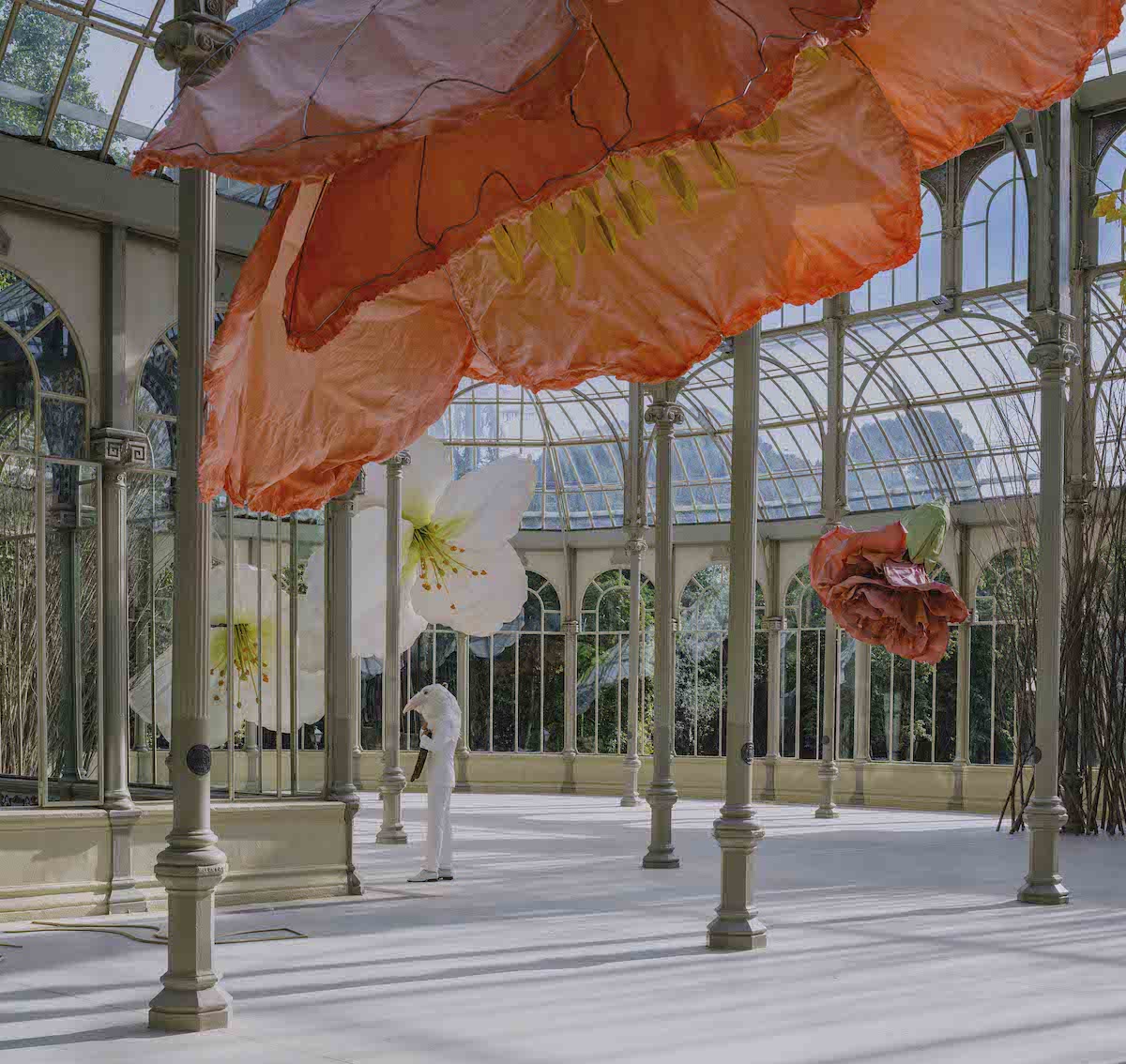 flores de Petrit Halilaj en el palacio de cristal