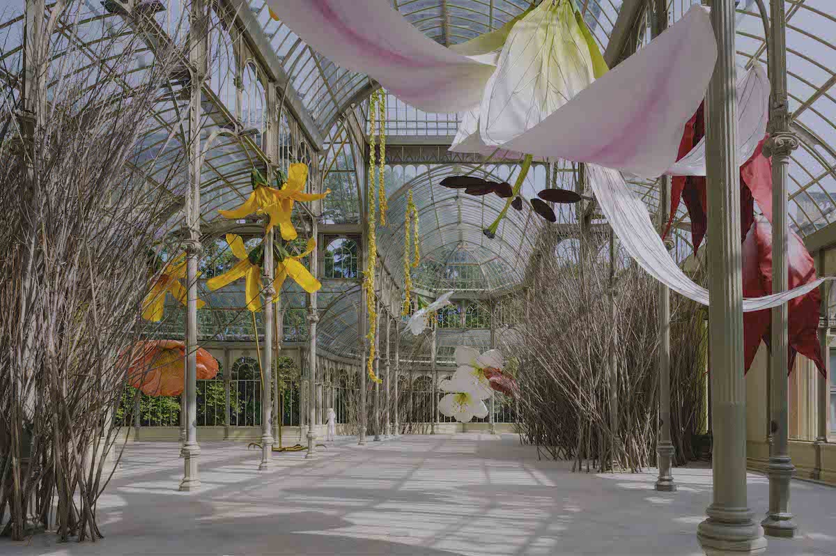 flores de Petrit Halilaj en el palacio de cristal