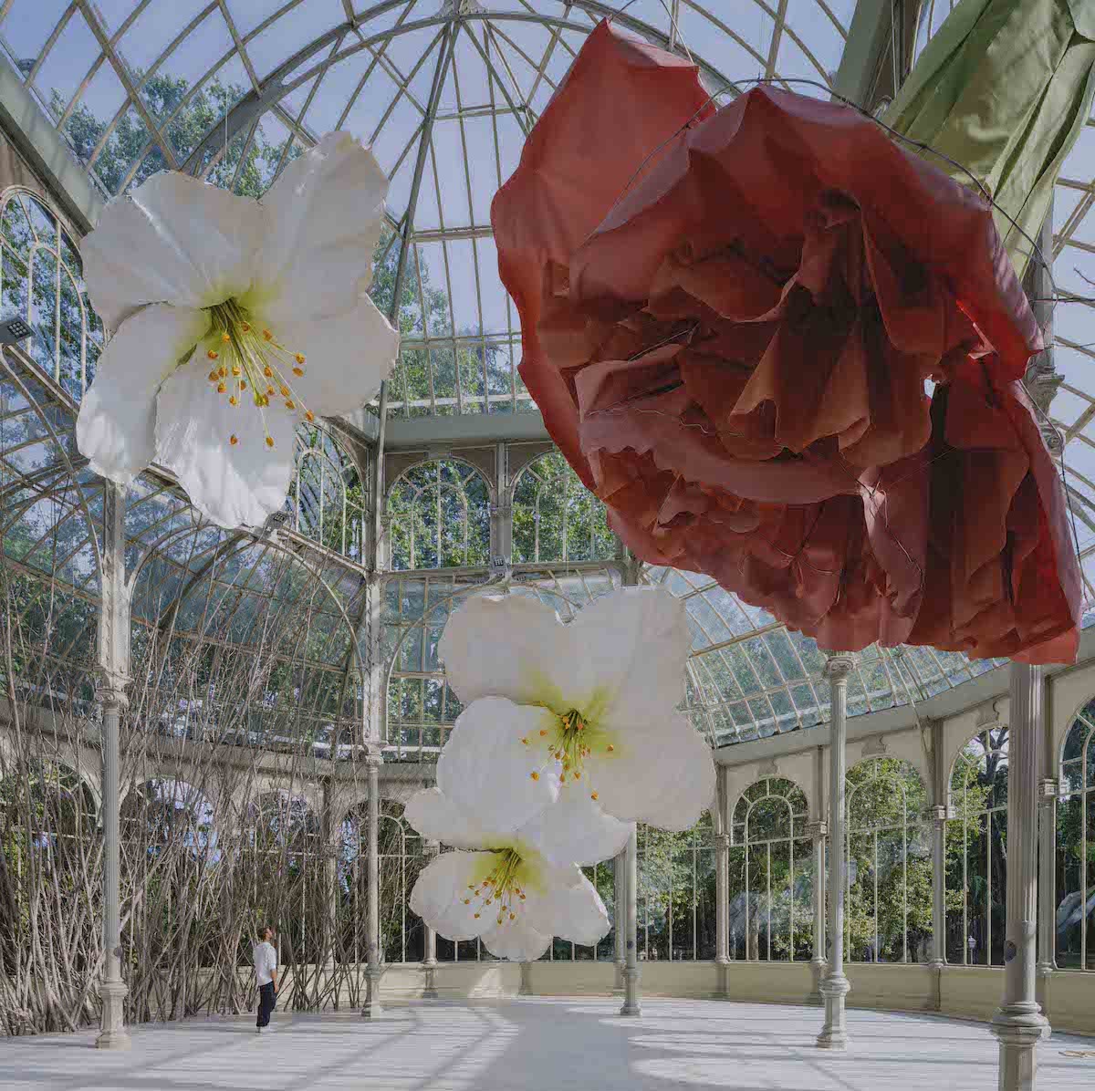 flores de Petrit Halilaj en el palacio de cristal