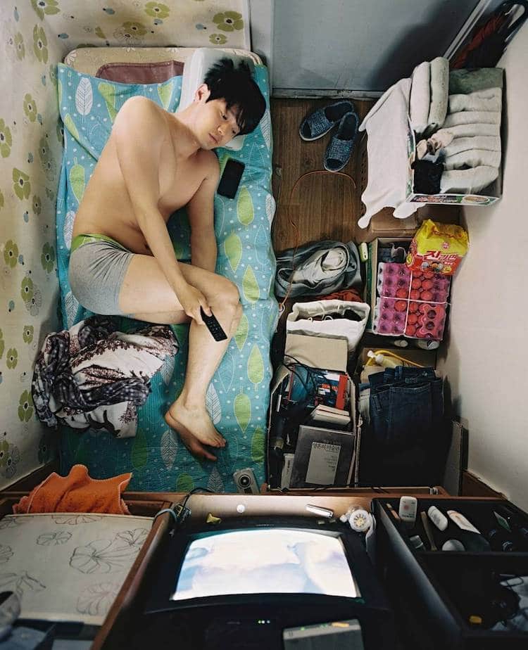 hombre en cama en habitacion Goshiwon de seul